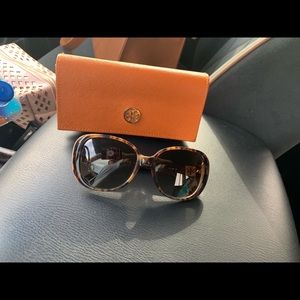 Tory Burch sun glassss